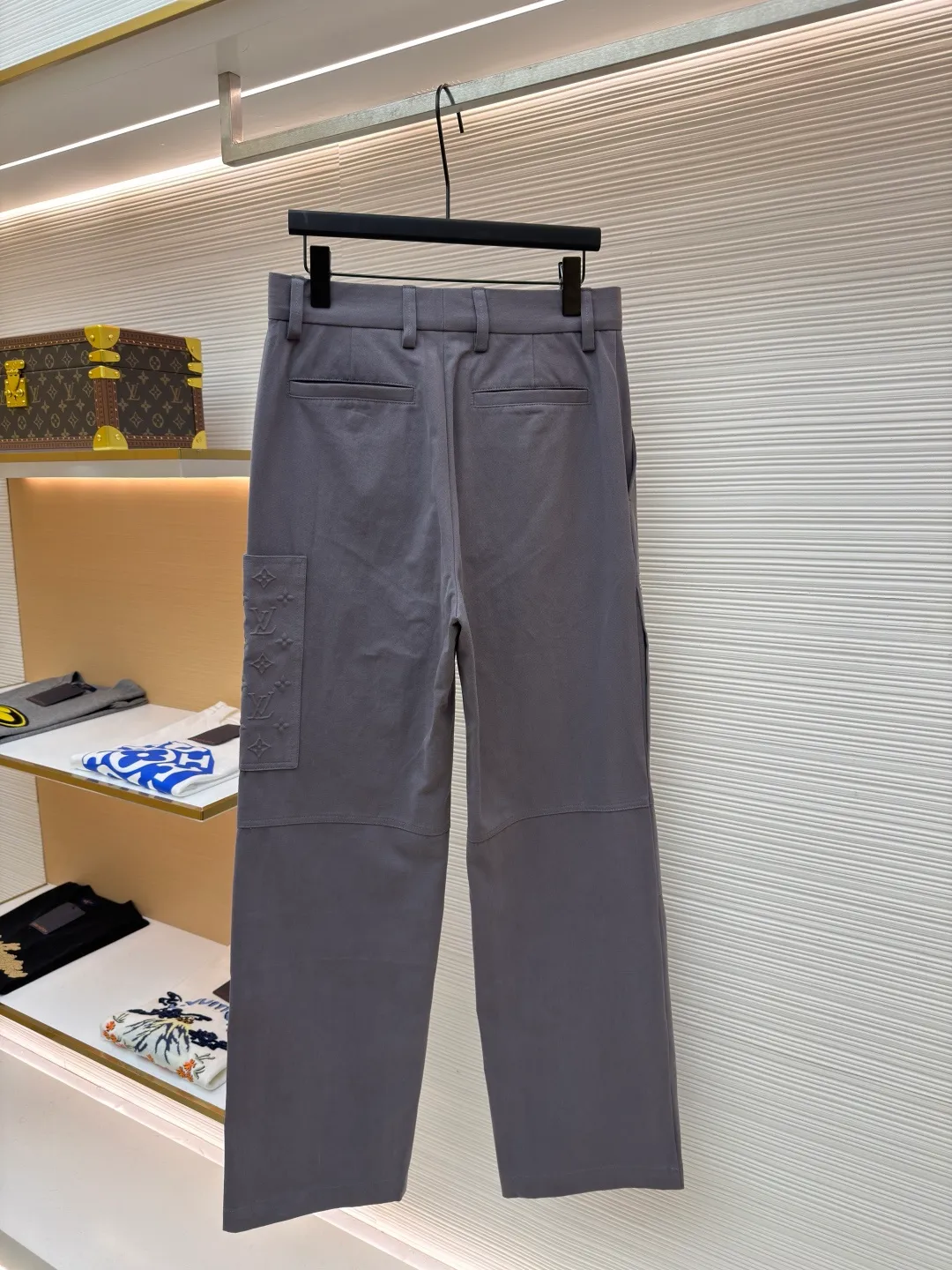 LOUIS VUITTON pocket embossed overalls ●Original version: Purchased and developed for 12300 ●Item number: 1682076-C30 ●Fabric: special twill fabric ●Technology: embossed production ●Color: gray ●Version: fitted version ●Weight: about 690 grams ●Size: 44-46-48-50 ●Description: Custom-made special twill 95% cotton 5 wool%, the fabric has a sheen and velvet feel, which is different from ordinary twill, a full set of hardware is made to order, and a four-piece set, custom-made four-leaf clover metal buckles, silicone pocket embossing is made from the mold, and manual pasting is extremely costly. Custom-made jacquard webbing at the waistband, trousers waistband, front and side pocket zippers, two different pullers, specific three-label wash. The overall wiring is straight and delicate, the fabric is comfortable and soft, and the color is consistent without color difference. It can be matched with the same style to create a fashionable look and control various occasions. Customized accessories, complete with three standards, same style for men and women!